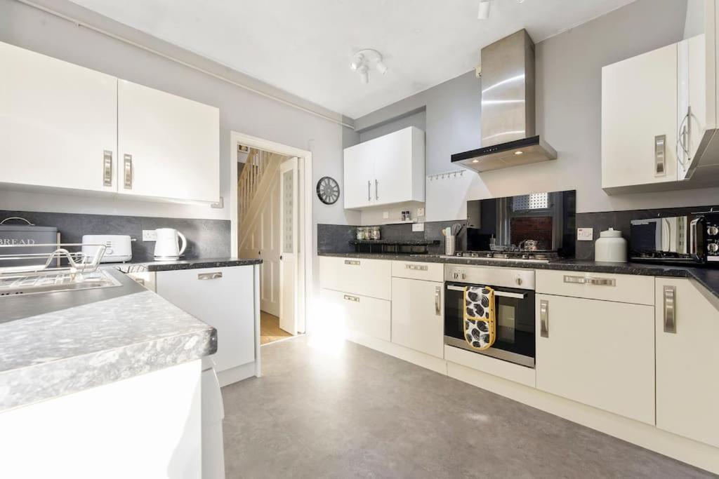 The Capstone Retreat - Beautiful Detached Family Home By Coastline Retreats, Arcade Machine, Parking, Bbq 본머스 외부 사진