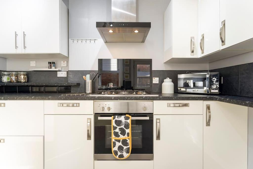 The Capstone Retreat - Beautiful Detached Family Home By Coastline Retreats, Arcade Machine, Parking, Bbq 본머스 외부 사진